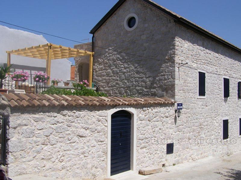 île de Murter, belle maison en pierre avec piscine