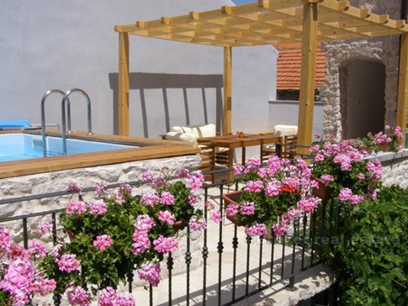 île de Murter, belle maison en pierre avec piscine