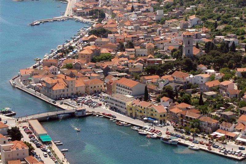 ostrov Murter, krásný kamenný dům s bazénem