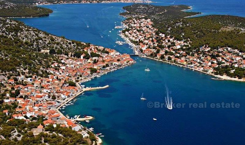 ostrov Murter, krásný kamenný dům s bazénem