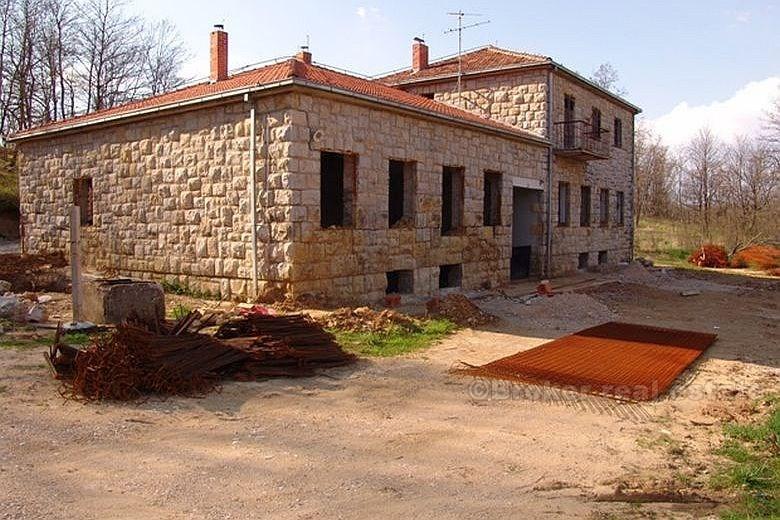 Casa in pietra sul terreno di 5603 mq