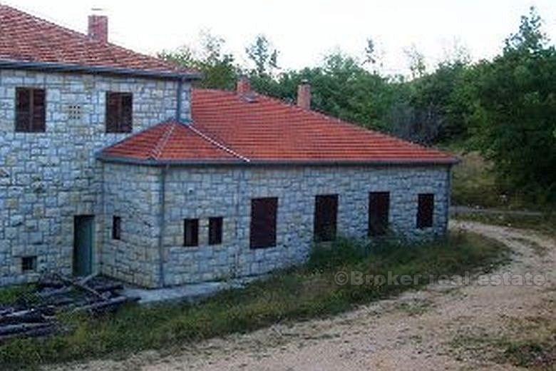 Casa in pietra sul terreno di 5603 mq