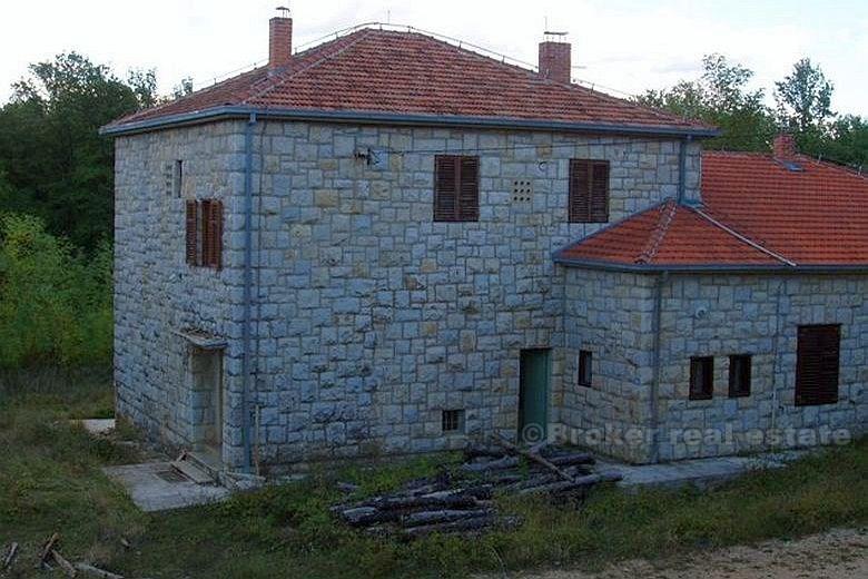 Casa in pietra sul terreno di 5603 mq
