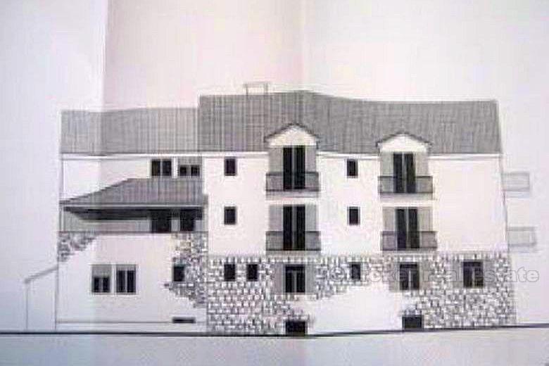 Maison en pierre sur le terrain de 5603 m²