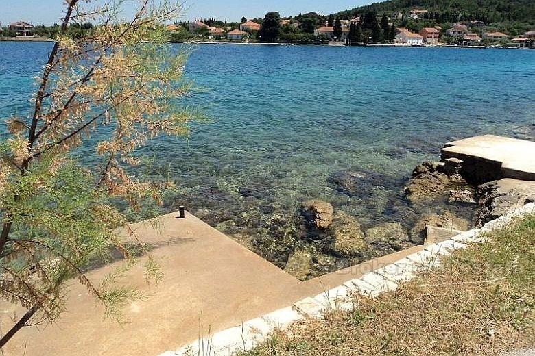 otok Ugljan, kuća s pogledom na more