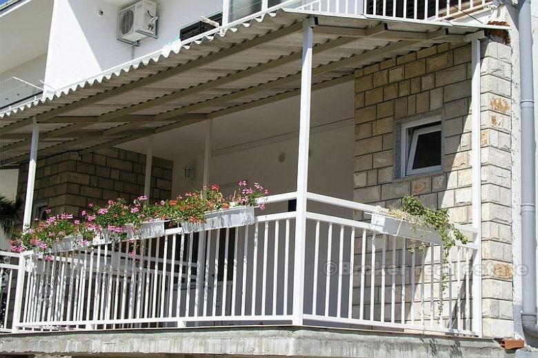 Makarska Rivijera, Apartmanska kuća