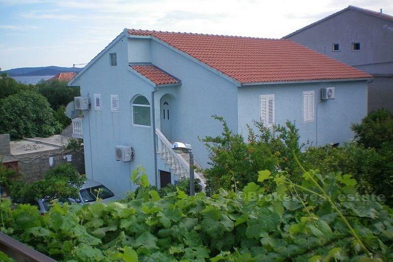 Pelješac, dom