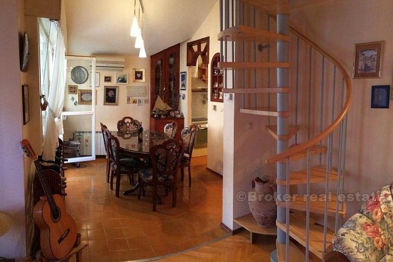 Mesto Split, dvojpodlažný troch-spálňové apartmán