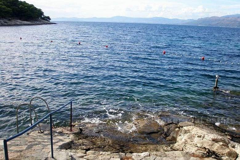 Остров Брач, дом на берегу моря