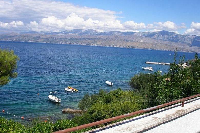 Остров Брач, дом на берегу моря