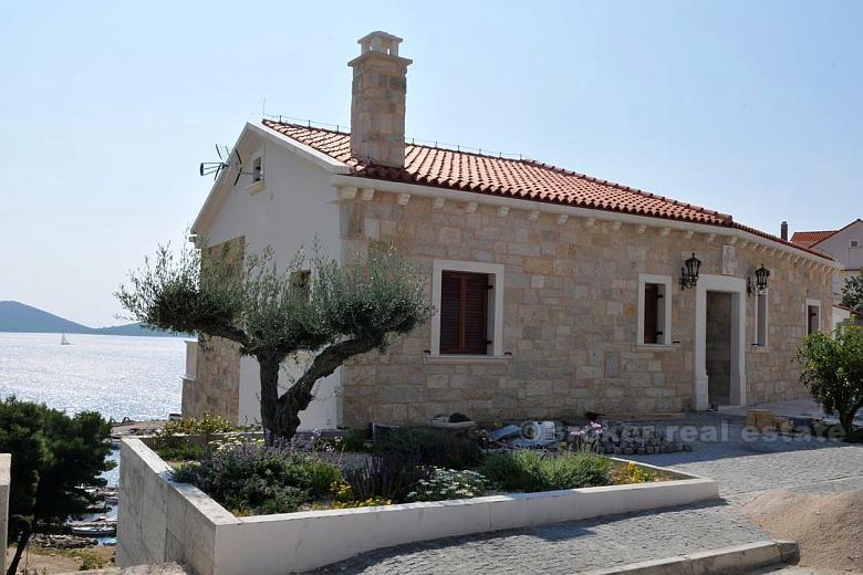 in der Nähe von Zadar - Das Haus in einer kleinen Stadt, direkt am Meer
