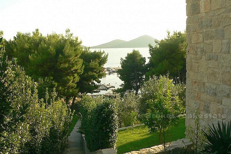 nedaleko Zadaru - Dům v malém městě, u nábřeží