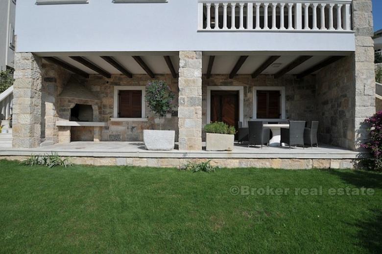 nedaleko Zadaru - Dům v malém městě, u nábřeží