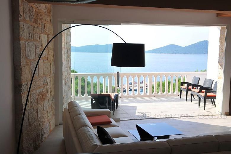 nedaleko Zadaru - Dům v malém městě, u nábřeží