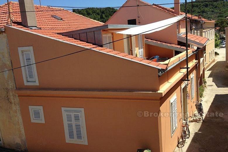 otok Iž, kuća