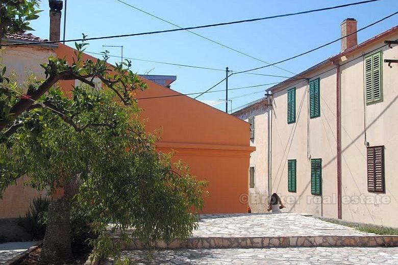 otok Iž, kuća