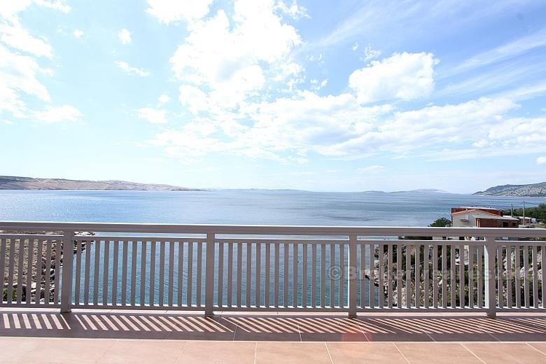 vicino a Karlobag. grande casa