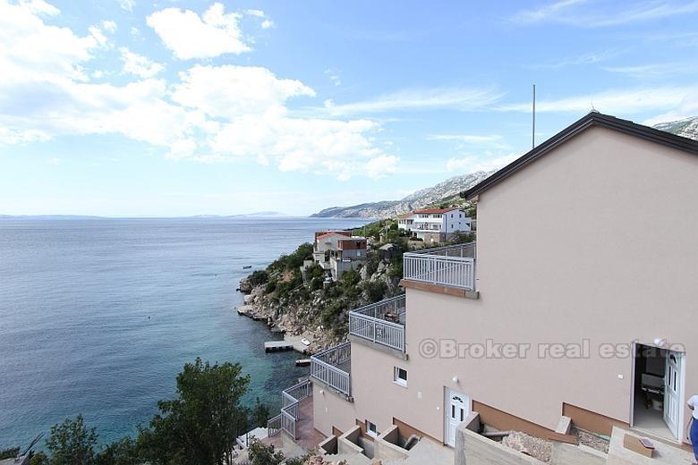 vicino a Karlobag. grande casa