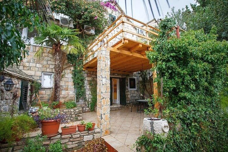 isola di Brac, casa lussuosamente ristrutturata