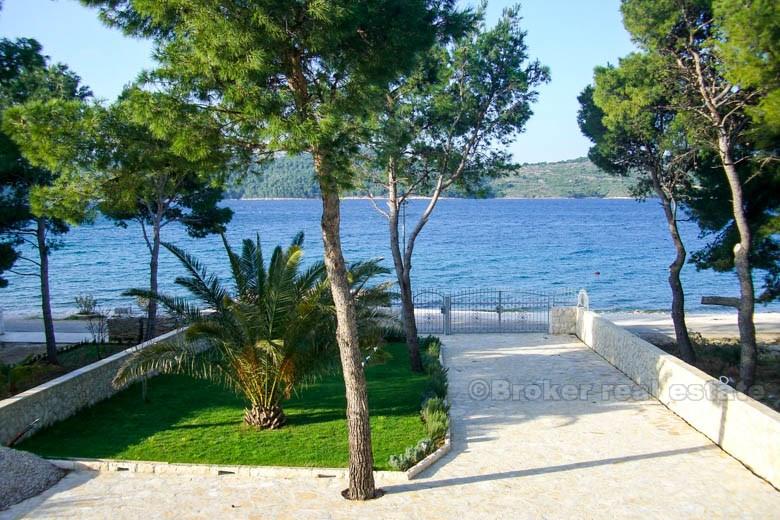 nära Sibenik. Hus / villa