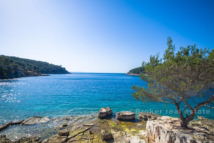 Isola di Brac, 30 appartamenti incompiuti