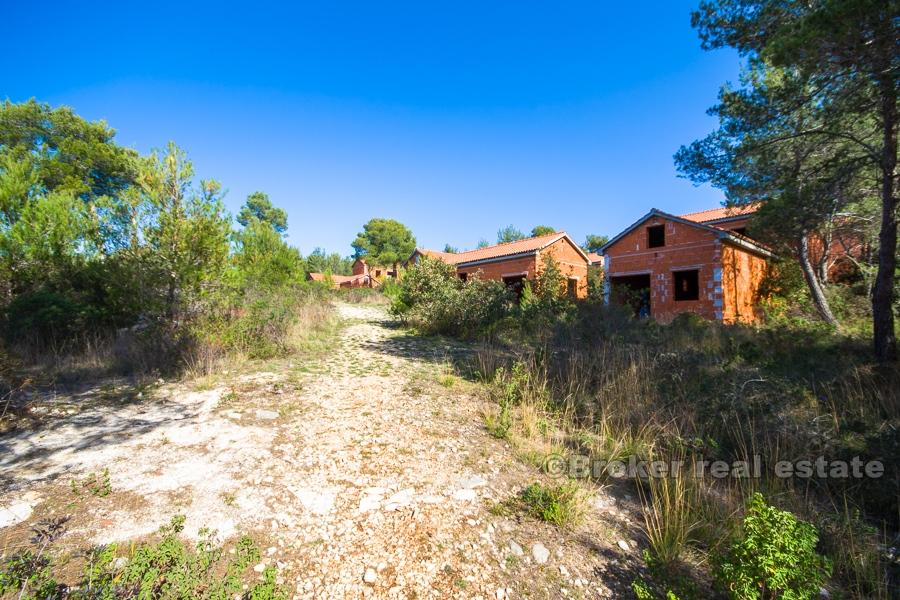 Island of Brac, 30 unfinished apartments