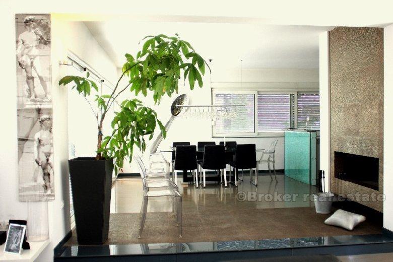 mesto Split, moderný dom v širšom centre