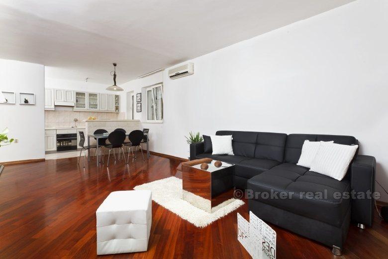 mesto Split, moderný dom v širšom centre