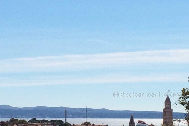 grad Split, Trosobni dvoetažni stan