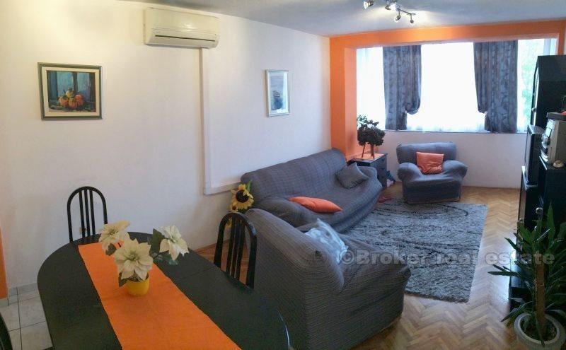 miasto Split, trzy-pokojowe mieszkanie