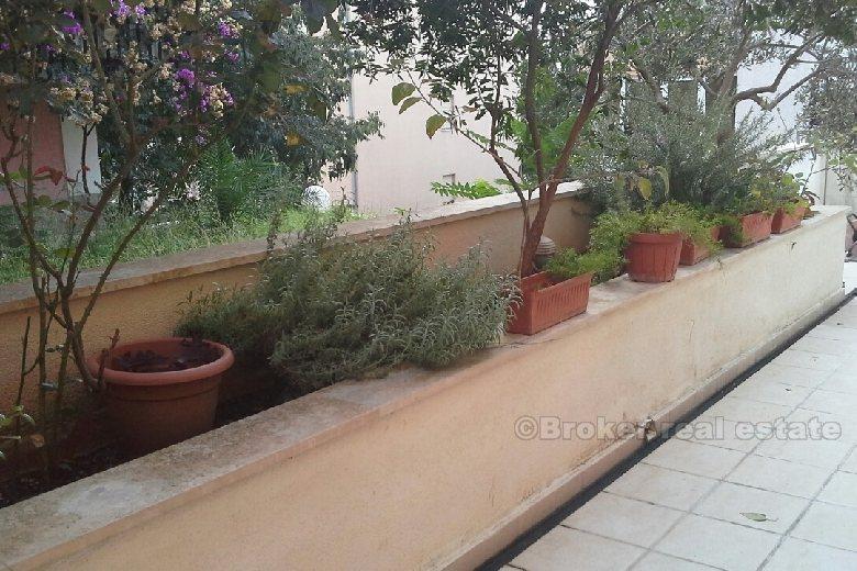 Split by, to roms leilighet