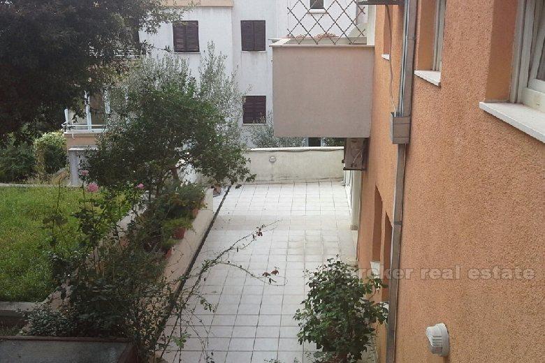 Split by, to roms leilighet