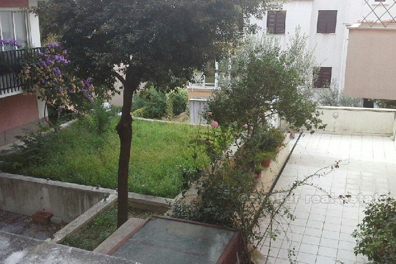 Split by, to roms leilighet