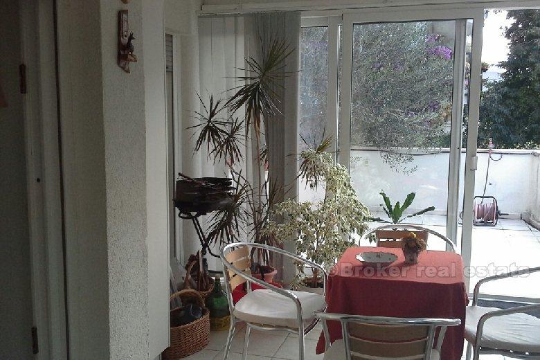 Split by, to roms leilighet