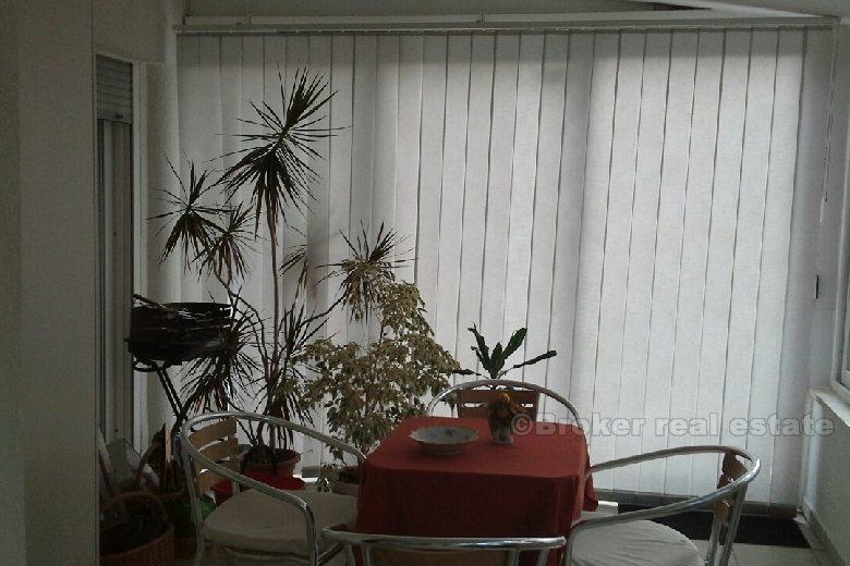 Split by, to roms leilighet