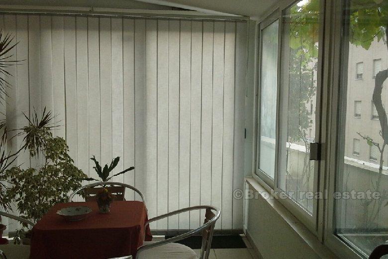 Split by, to roms leilighet