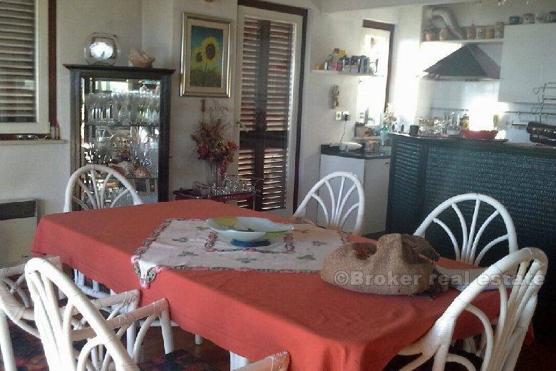 Spit, dvoetažni trosoban stan