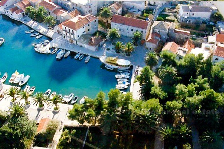 Остров Хвар, дом у моря