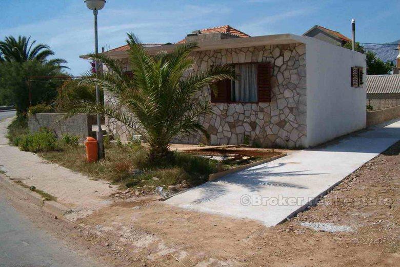 Остров Хвар, дом у моря