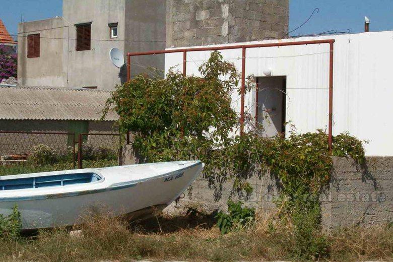 Остров Хвар, дом у моря