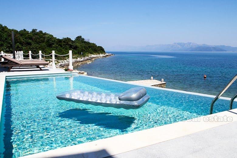 Pelješac vila u moře