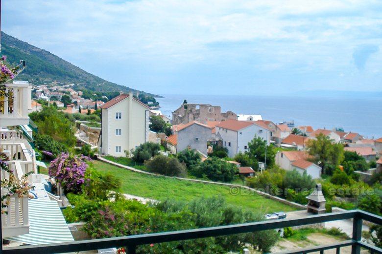 otok Brač, trosobni stan