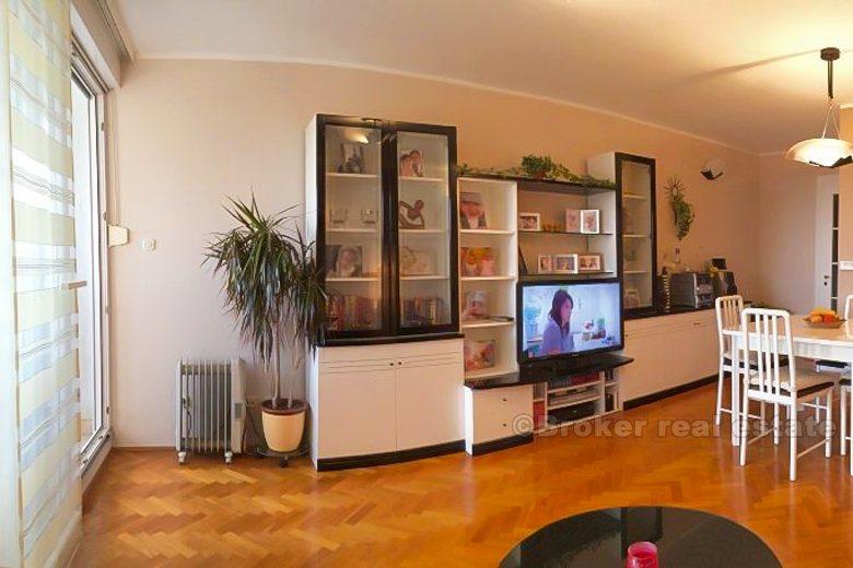 mesto Split, Moderný byt s komerčným priestorom
