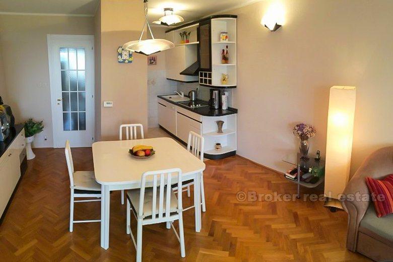 mesto Split, Moderný byt s komerčným priestorom