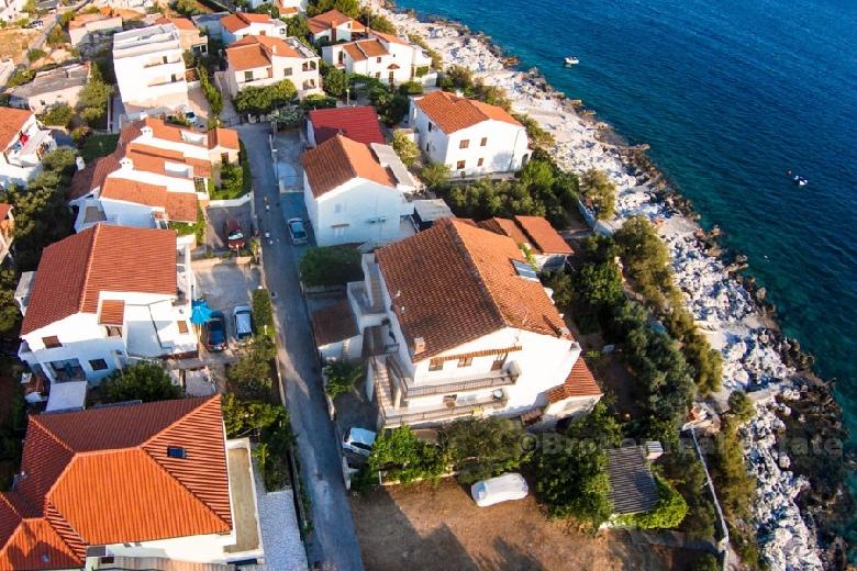 okolica Rogoznice. Kuća drugi red do mora