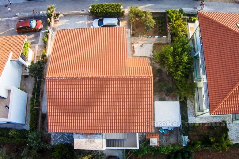 okolica Rogoznice. Kuća drugi red do mora