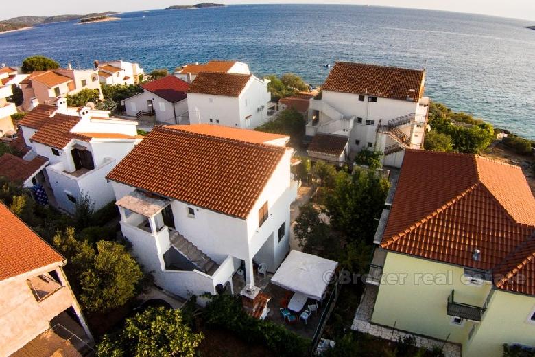 okolica Rogoznice. Kuća drugi red do mora