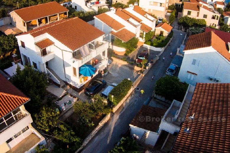 okolica Rogoznice. Kuća drugi red do mora