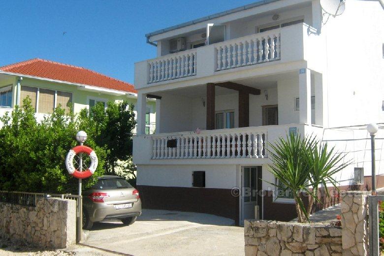 okolica Rogoznice. Kuća drugi red do mora