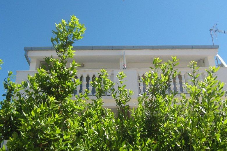 okolica Rogoznice. Kuća drugi red do mora